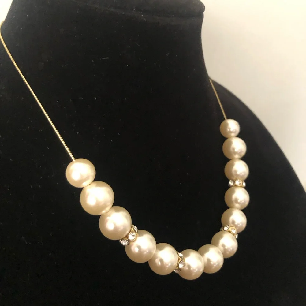Faux Pearl fashion necklace gold tone chain . Jewellery - Picture 10 of 11